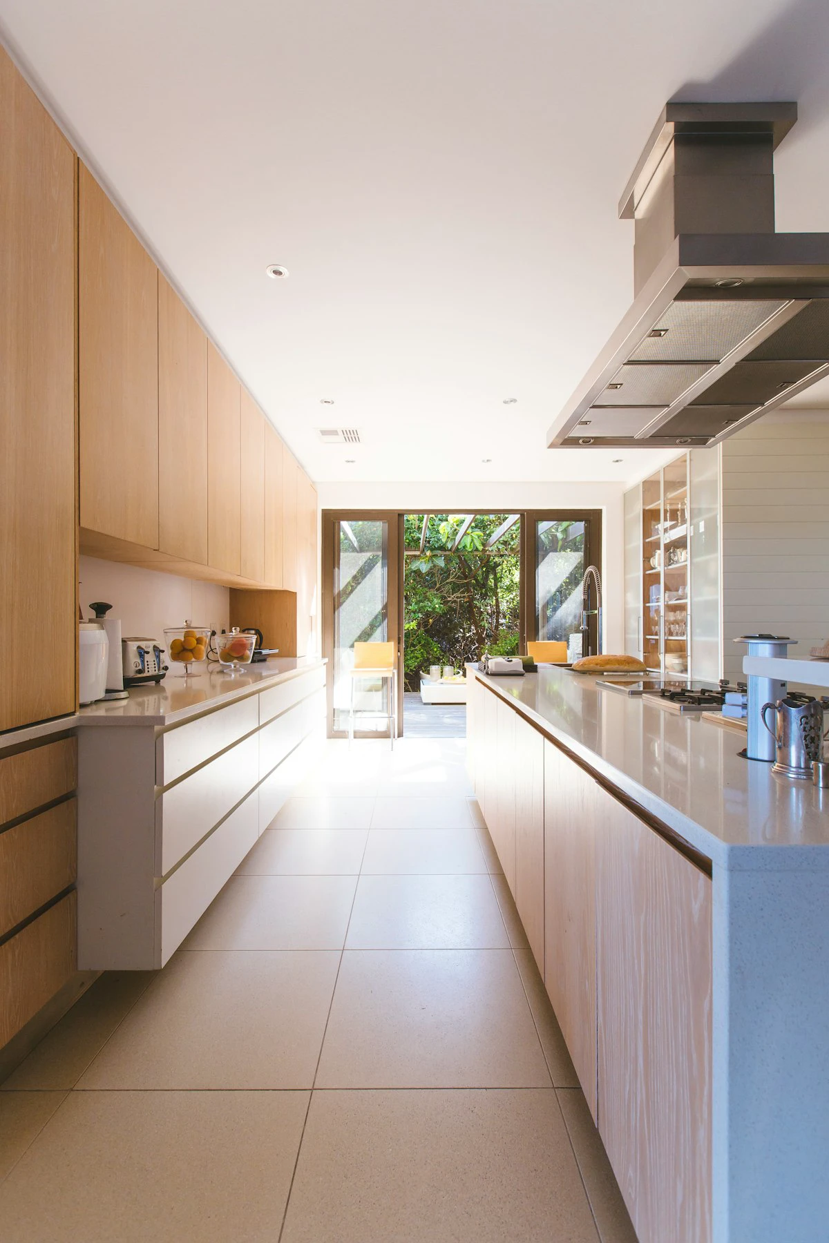 CasaBuilt kitchen cabinets in a modern kitchen